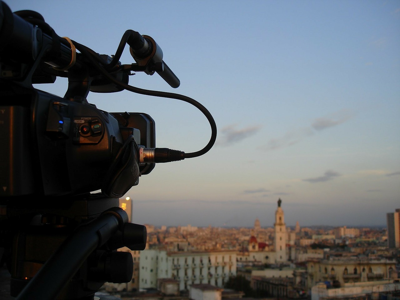 Une caméra devant la ville au coucher du soleil